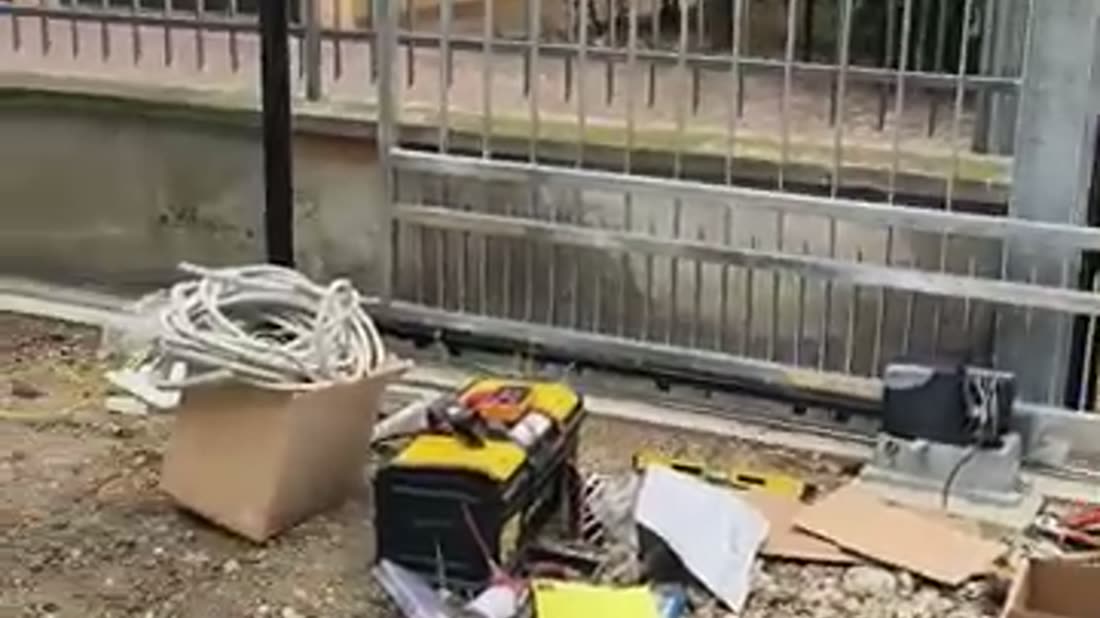 Cantiere aperto: cavi, cassetta degli attrezzi e motore del cancello già sul posto il primo giorno