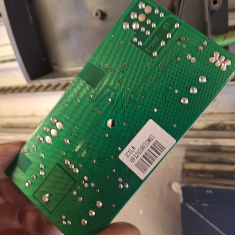 Scheda elettronica appena estratta dal cassonetto di una serranda